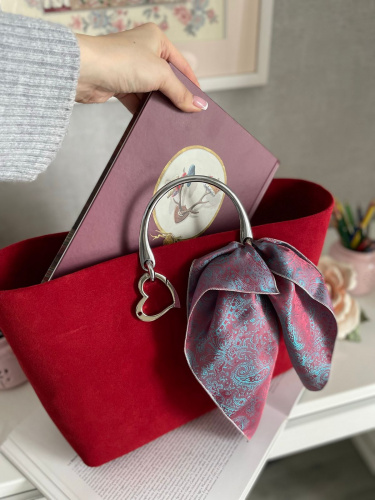 Дизайнерский замшевый шоппер с шелковой кистью и кулоном «Сердце» - кожаная и замшевая женская сумка шоппер ручной работы с рисунком и вышивкой на заказ фото 4