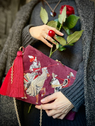 Сумочка клатч женская замшевая с вышивкой "Рыцари" – ручная работа на заказ - женская кожаная сумка ручной работы с авторским рисунком фото 4